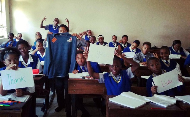 南アフリカ遠征レポート：リアキ・モリ選手が地元の小学校を訪問