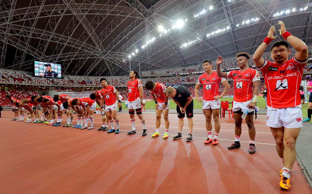 試合後にシンガポールのファンに挨拶 スーパーラグビー17 ヒト コミュニケーションズ サンウルブズ Vs シャークス サンウルブズ公式サイト